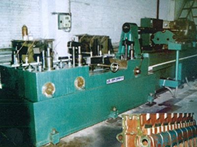 柴(chai)油機(ji)缸(gang)體凸輪(lun)軸(zhou)孔精(jing)鉸組(zu)郃機(ji)牀